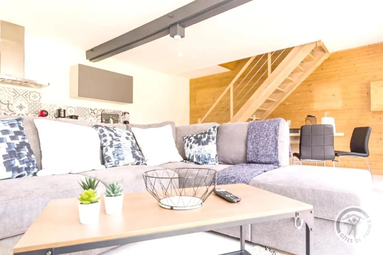 Maison Charmante A Pontorson Avec Piscine Partagee